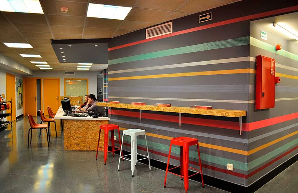 Studenti americani imparano lo spagnolo in un'aula di Madrid