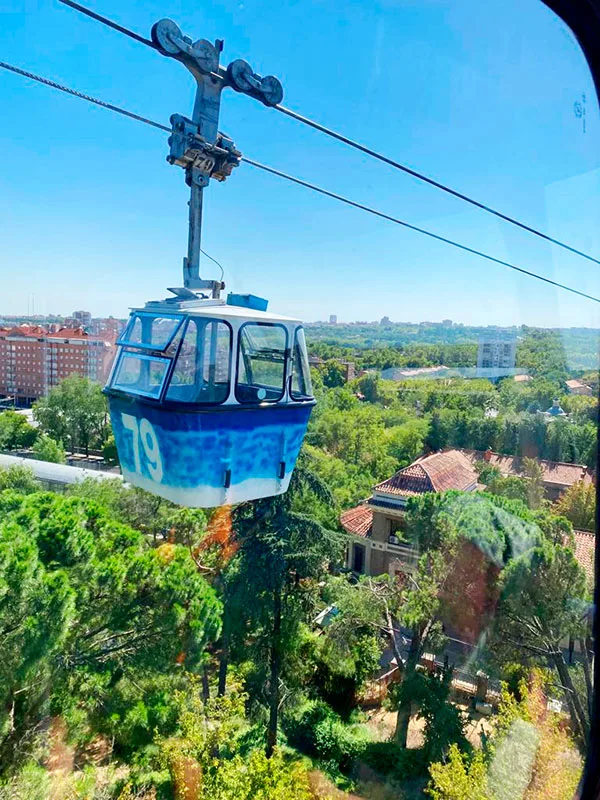 Fahren Sie mit der Seilbahn durch Madrid